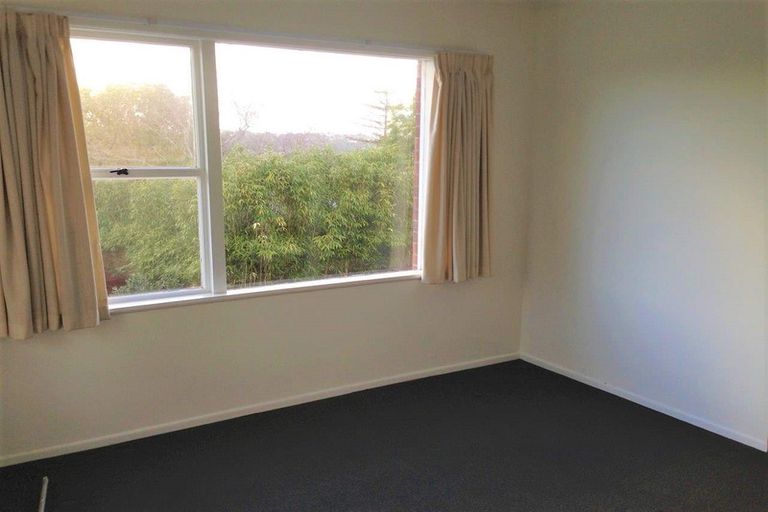 Photo of property in 8 Easton Park Parade, Glenfield, Auckland, 0629