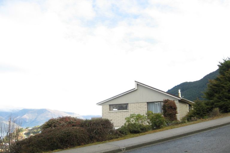 Photo of property in 90 Wynyard Crescent, Fernhill, Queenstown, 9300