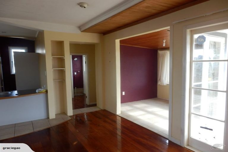 Photo of property in 1/884 East Coast Road, Northcross, Auckland, 0630