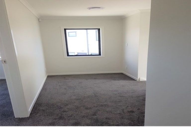 Photo of property in 1 Opaoa Way, Aotea, Porirua, 5024
