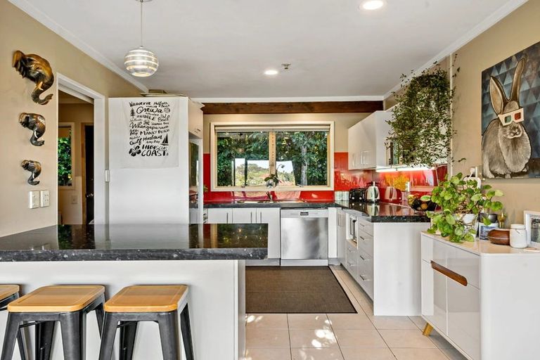 Photo of property in 112 Whangaparaoa Road, Red Beach, 0932