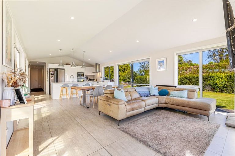 Photo of property in 773 Waitakere Road, Kumeu, 0891