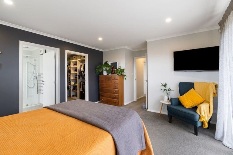 Photo of property in 1 Gibraltar Way, Fitzherbert, Palmerston North, 4410