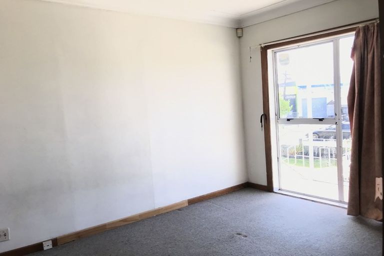 Photo of property in 2 Binsted Road, New Lynn, Auckland, 0600