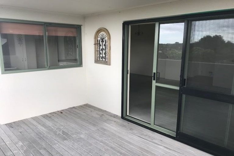 Photo of property in 11 Mannikin Place, Unsworth Heights, Auckland, 0632