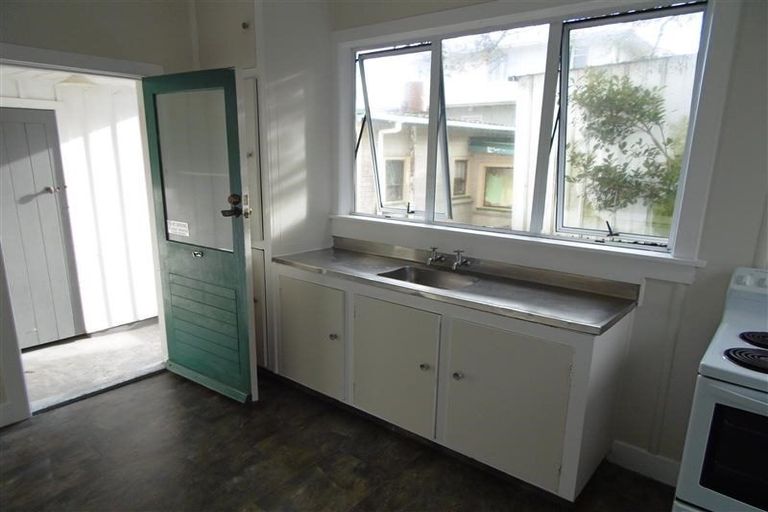 Photo of property in 27 Bulteel Street, New Plymouth, 4310