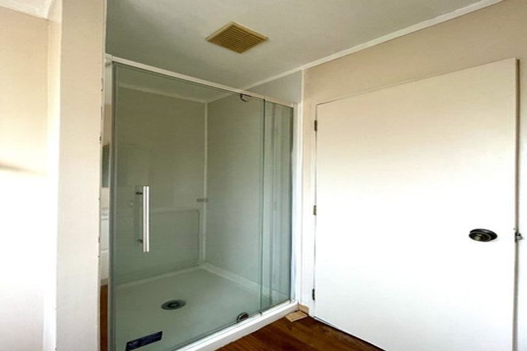 Photo of property in 10 Loughanure Place, Massey, Auckland, 0614