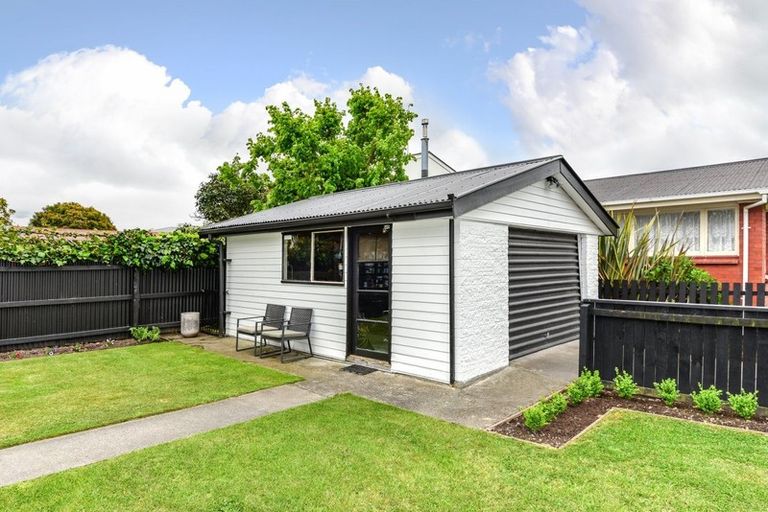 Photo of property in 1 Brookby Crescent, Avonhead, Christchurch, 8042