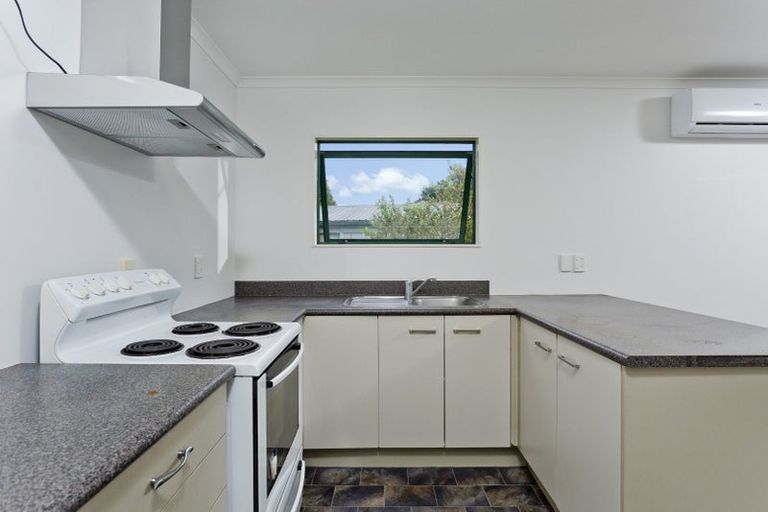 Photo of property in 33 Athena Drive, Totara Vale, Auckland, 0629