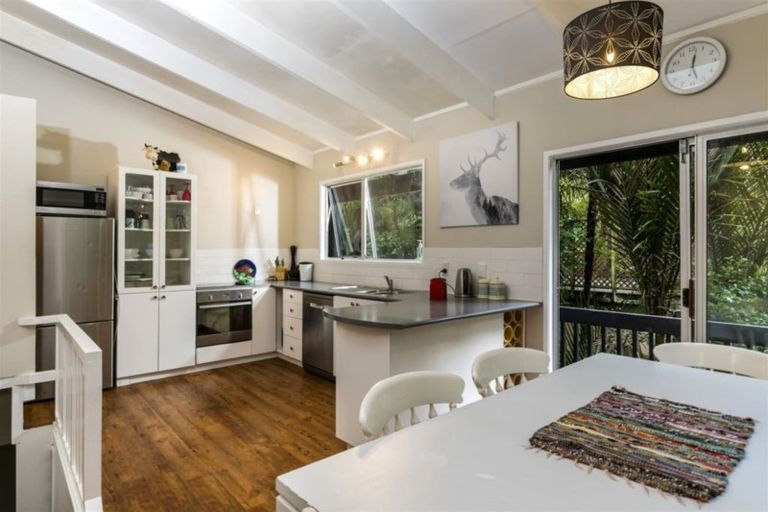 Photo of property in 16 Napuka Road, Henderson Valley, Auckland, 0612