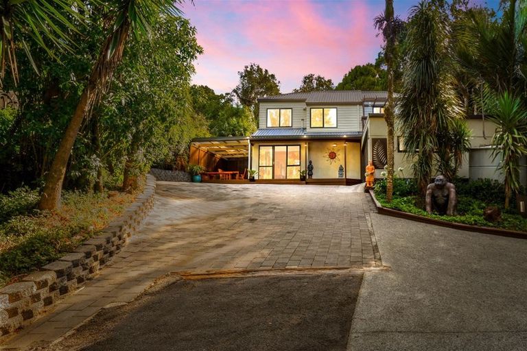 Photo of property in 560 Scenic Drive, Waiatarua, Auckland, 0612