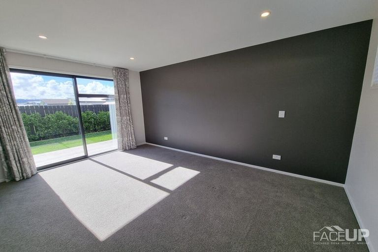 Photo of property in 35 Lumbarda Drive, Kumeu, 0810