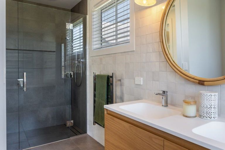 Photo of property in 5 Lens Way, Acacia Bay, Taupo, 3385