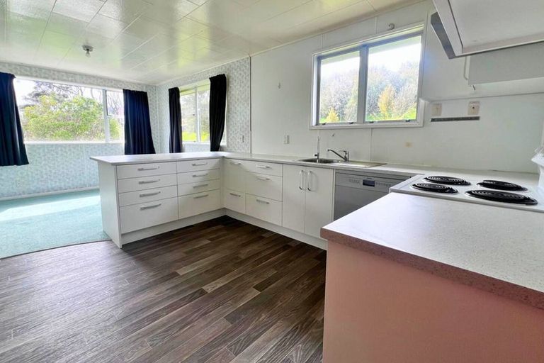 Photo of property in 102 Paekakariki Hill Road, Pauatahanui, Porirua, 5381