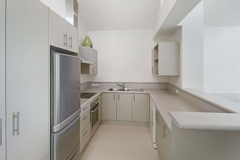 Photo of property in Terrace Heights Apartments, 2/163p The Terrace, Wellington Central, Wellington, 6011