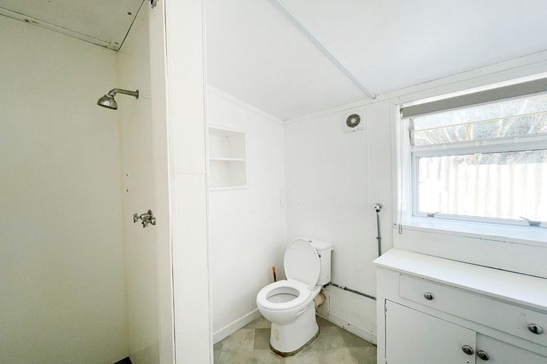 Photo of property in 24 Tiri Tiri Road, Birkdale, Auckland, 0626