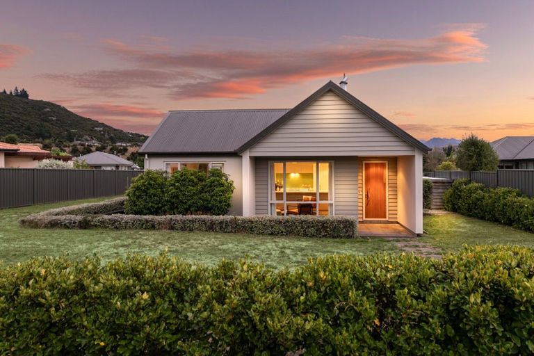 Photo of property in 9 Marbleleaf Lane, Albert Town, Wanaka, 9305