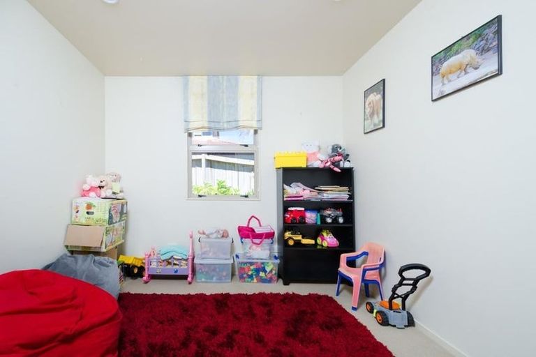 Photo of property in 2/15 Stoneleigh Court, Sunnynook, Auckland, 0632