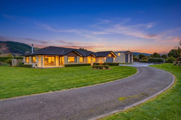 Photo of property in 53 Pohutukawa Drive, Levin, 5571