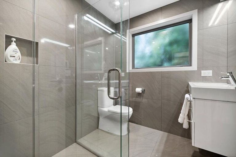 Photo of property in 23 Cedar Drive, Kelvin Heights, Queenstown, 9300