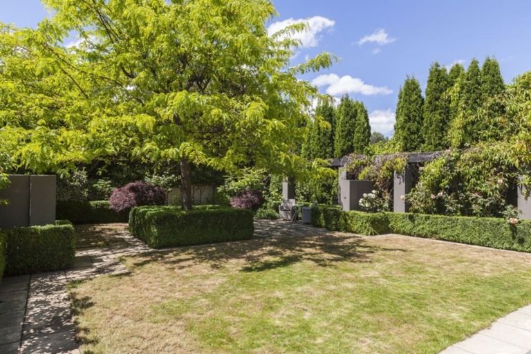 Photo of property in 21 Saint Andrews Square, Strowan, Christchurch, 8052