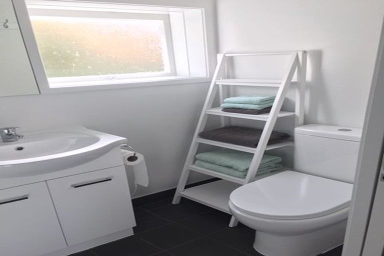 Photo of property in 1/1 Deuxberry Avenue, Northcote, Auckland, 0627