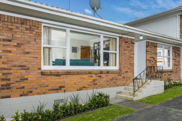 Photo of property in 3/38 Old Lake Road, Narrow Neck, Auckland, 0624