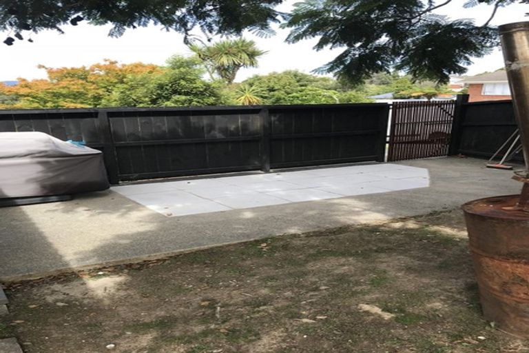 Photo of property in 1/2 Kemp Road, Massey, Auckland, 0614