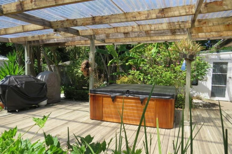 Photo of property in 18 Omarae Road, Pahi, Paparoa, 0571