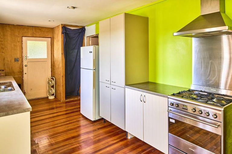 Photo of property in 16 Walker Avenue, Paremata, Porirua, 5026