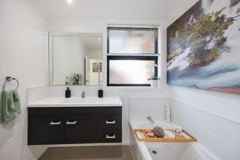 Photo of property in 18 Medallion Court, Kelvin Grove, Palmerston North, 4414