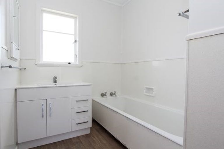 Photo of property in 18 Oxford Street, Fairfield, Hamilton, 3214