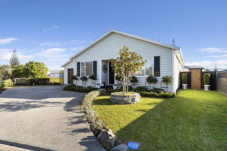 Photo of property in 39 Seagrass Place, Otaki Beach, Otaki, 5512