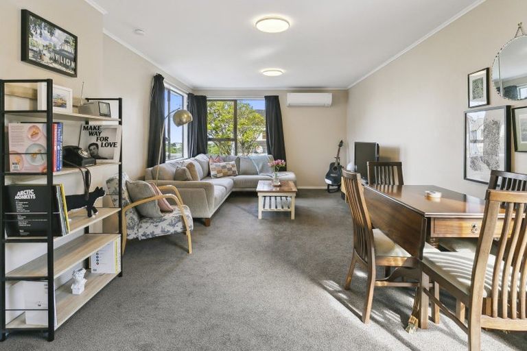 Photo of property in 5 Ladbrooke Drive, Newlands, Wellington, 6037