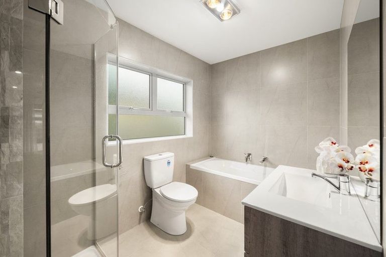 Photo of property in 16 Twin Parks Rise, Papakura, 2110