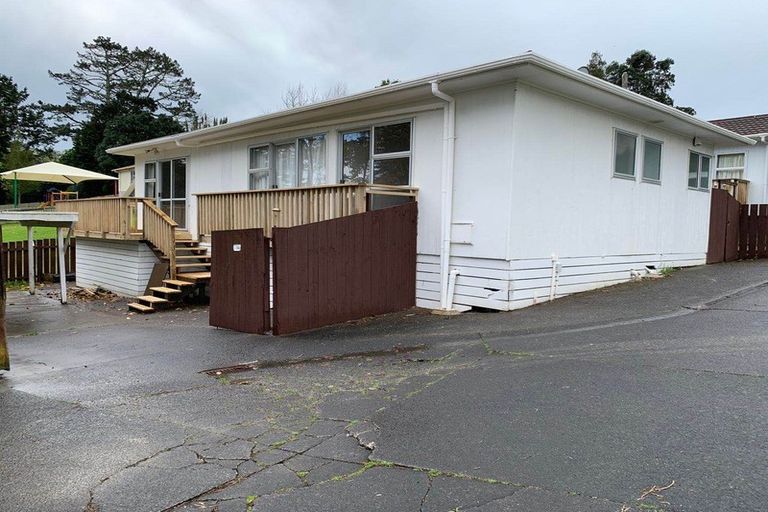 Photo of property in 2/25 Edgware Road, West Harbour, Auckland, 0618