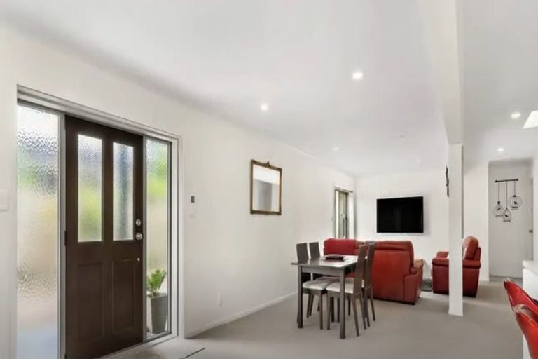 Photo of property in 38 Beach Road, Te Atatu Peninsula, Auckland, 0610