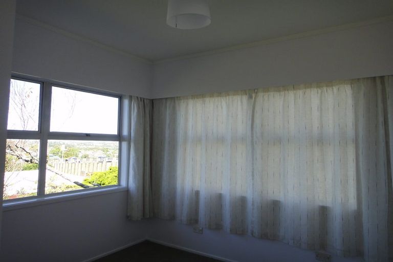Photo of property in 639a Glenfield Road, Totara Vale, Auckland, 0629