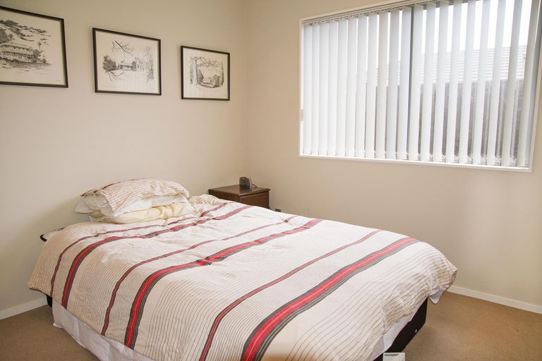 Photo of property in 18 Cooladerry Place, Rosehill, Papakura, 2113