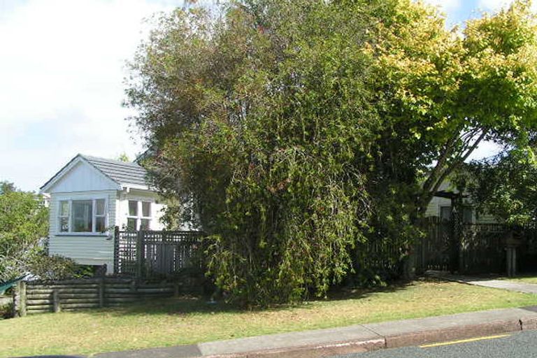 Photo of property in 69 Gladstone Road, Northcote, Auckland, 0627