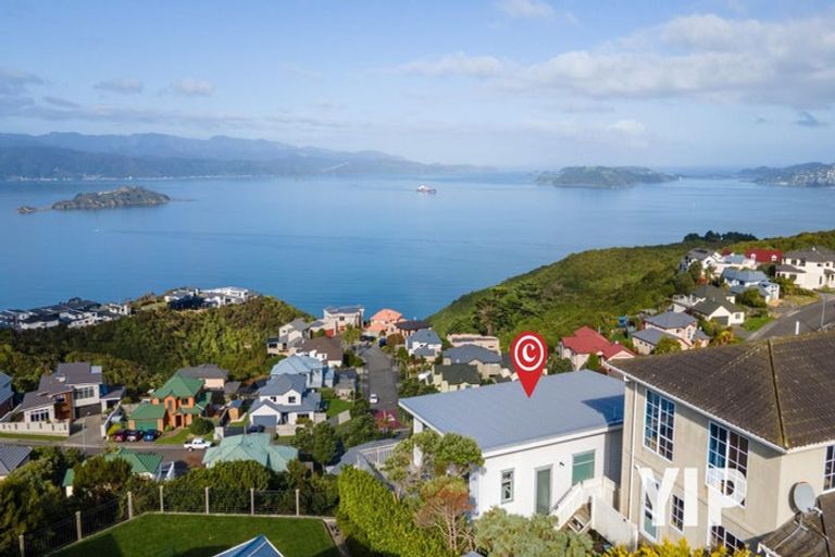 Photo of property in 4b Sunhaven Drive, Newlands, Wellington, 6037