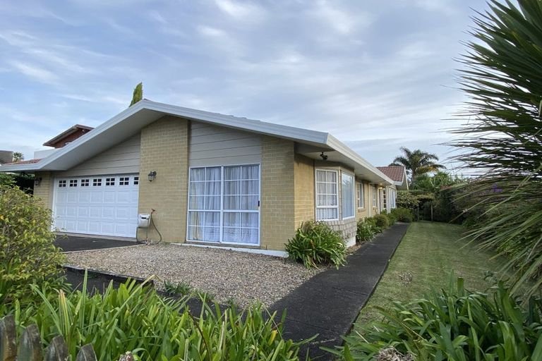 Photo of property in 3 Delisle Place, Windsor Park, Auckland, 0632