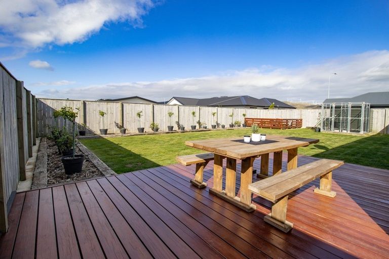 Photo of property in 4 Mediterranean Grove, Fitzherbert, Palmerston North, 4410