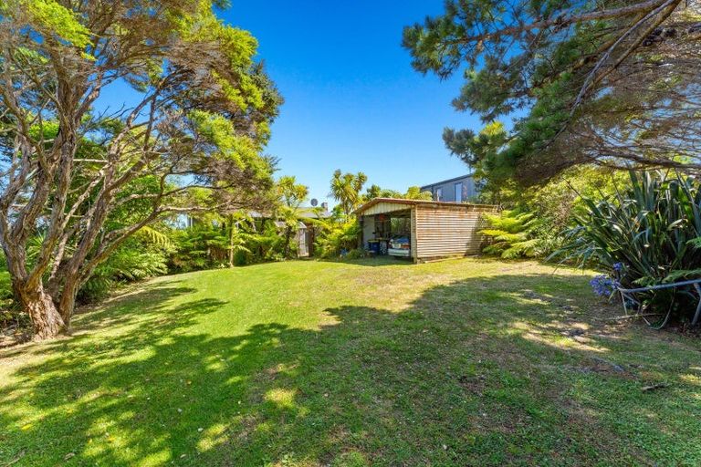 Photo of property in 11 Te Ahuahu Road, Piha, New Lynn, 0772