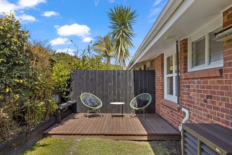 Photo of property in 3/50 Old Lake Road, Narrow Neck, Auckland, 0624