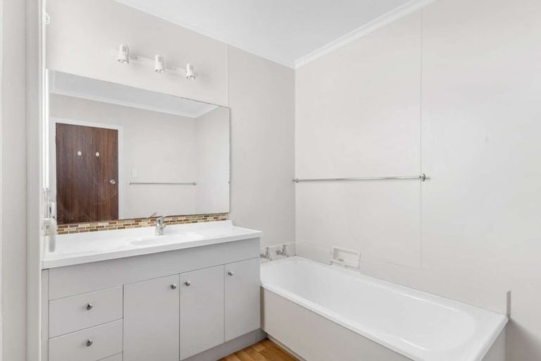 Photo of property in 39 Nevada Drive, Merrilands, New Plymouth, 4312