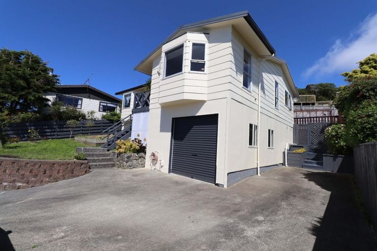 Photo of property in 3 Fernhaven Grove, Newlands, Wellington, 6037