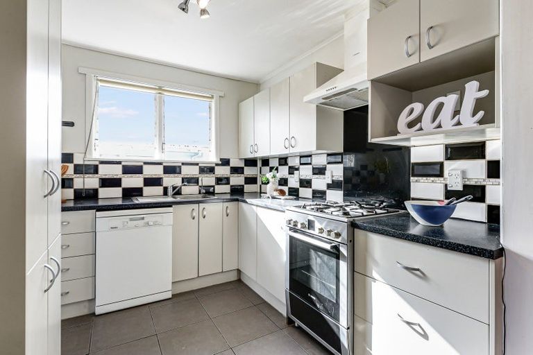 Photo of property in 98 Storey Avenue, Forest Lake, Hamilton, 3200