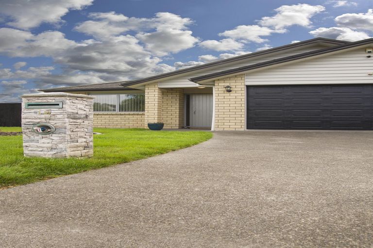 Photo of property in 18 Cooladerry Place, Rosehill, Papakura, 2113