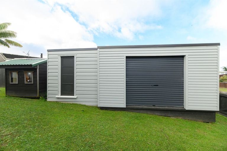 Photo of property in 5 Foyle Place, Glendene, Auckland, 0602